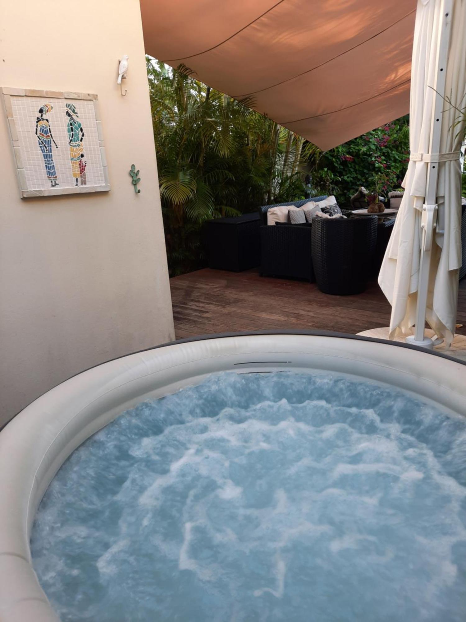 Jolie Maisonnette, Piscine, Jacuzzi Sainte-Suzanne Exterior photo