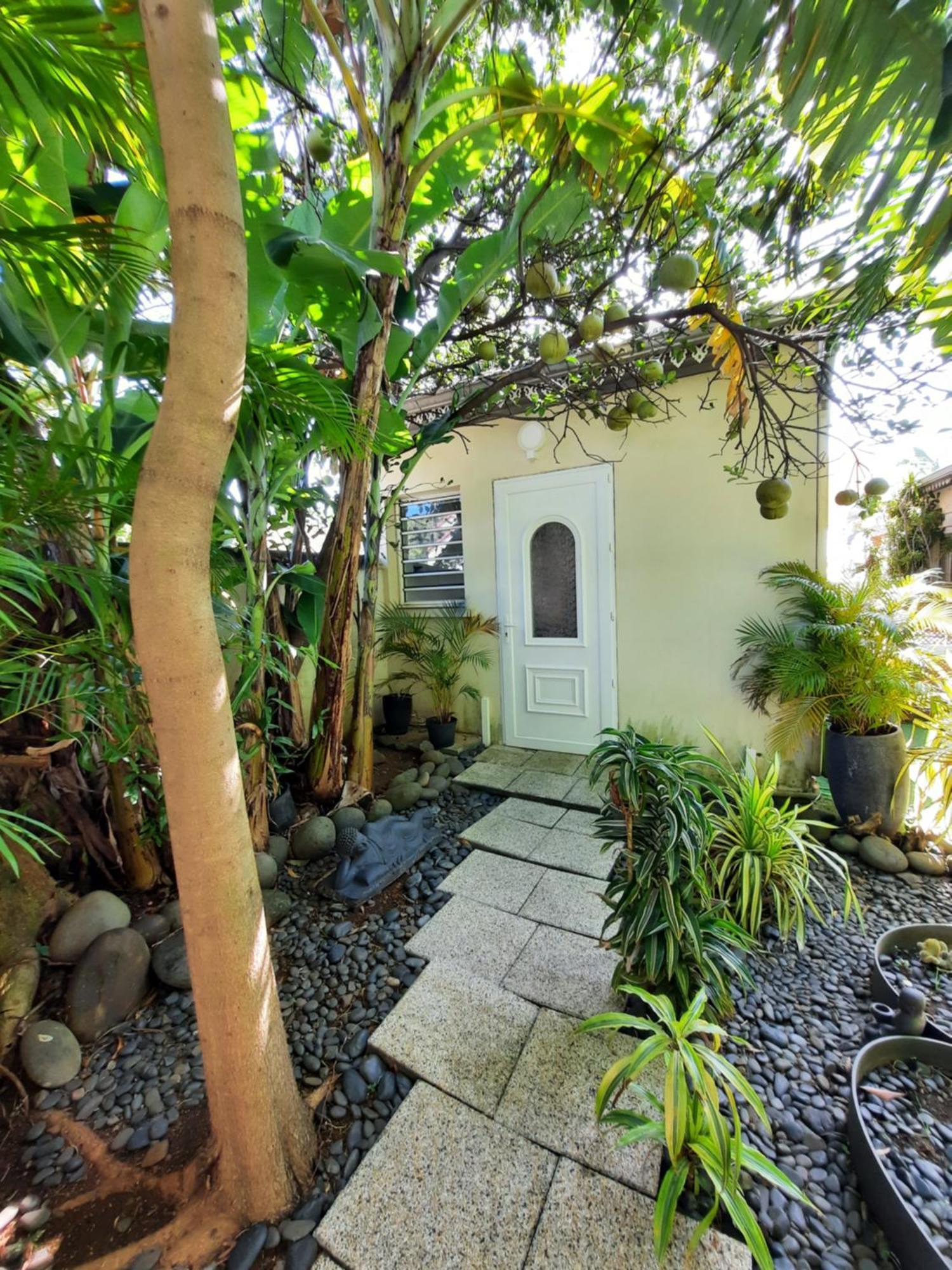 Jolie Maisonnette, Piscine, Jacuzzi Sainte-Suzanne Exterior photo