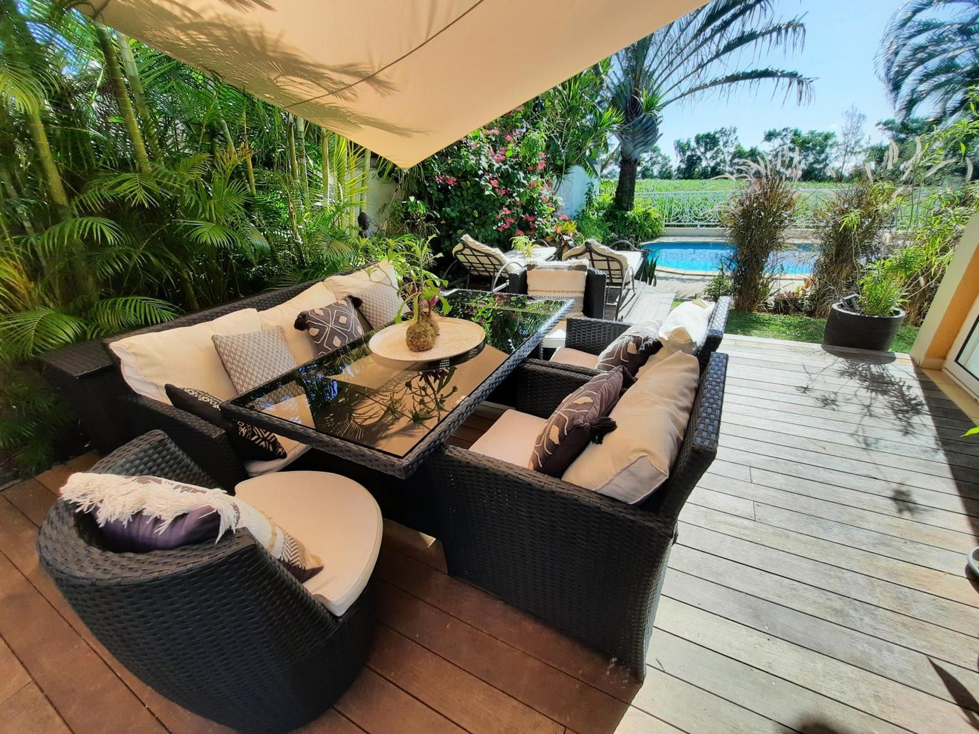 Jolie Maisonnette, Piscine, Jacuzzi Sainte-Suzanne Exterior photo