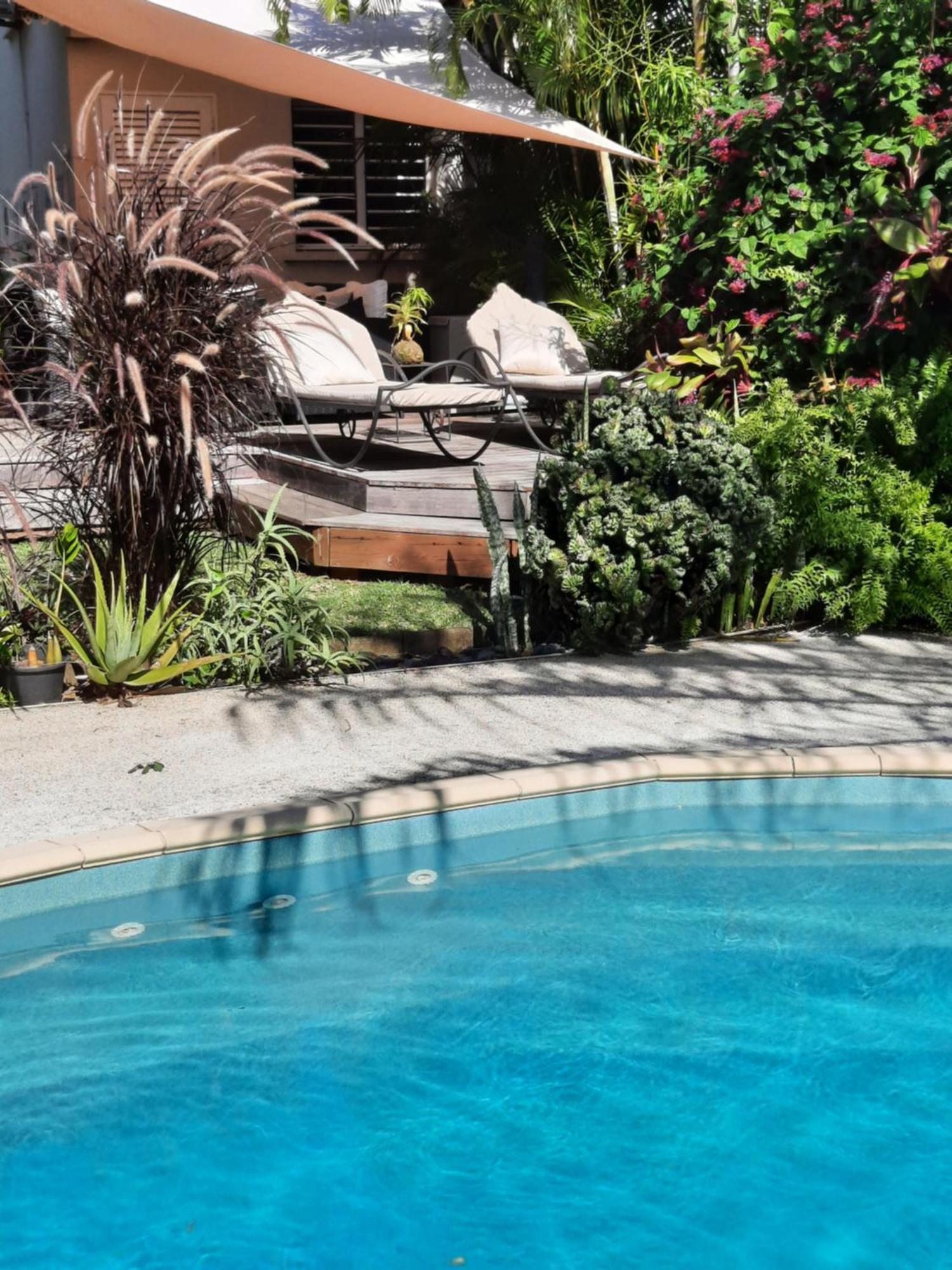 Jolie Maisonnette, Piscine, Jacuzzi Sainte-Suzanne Exterior photo